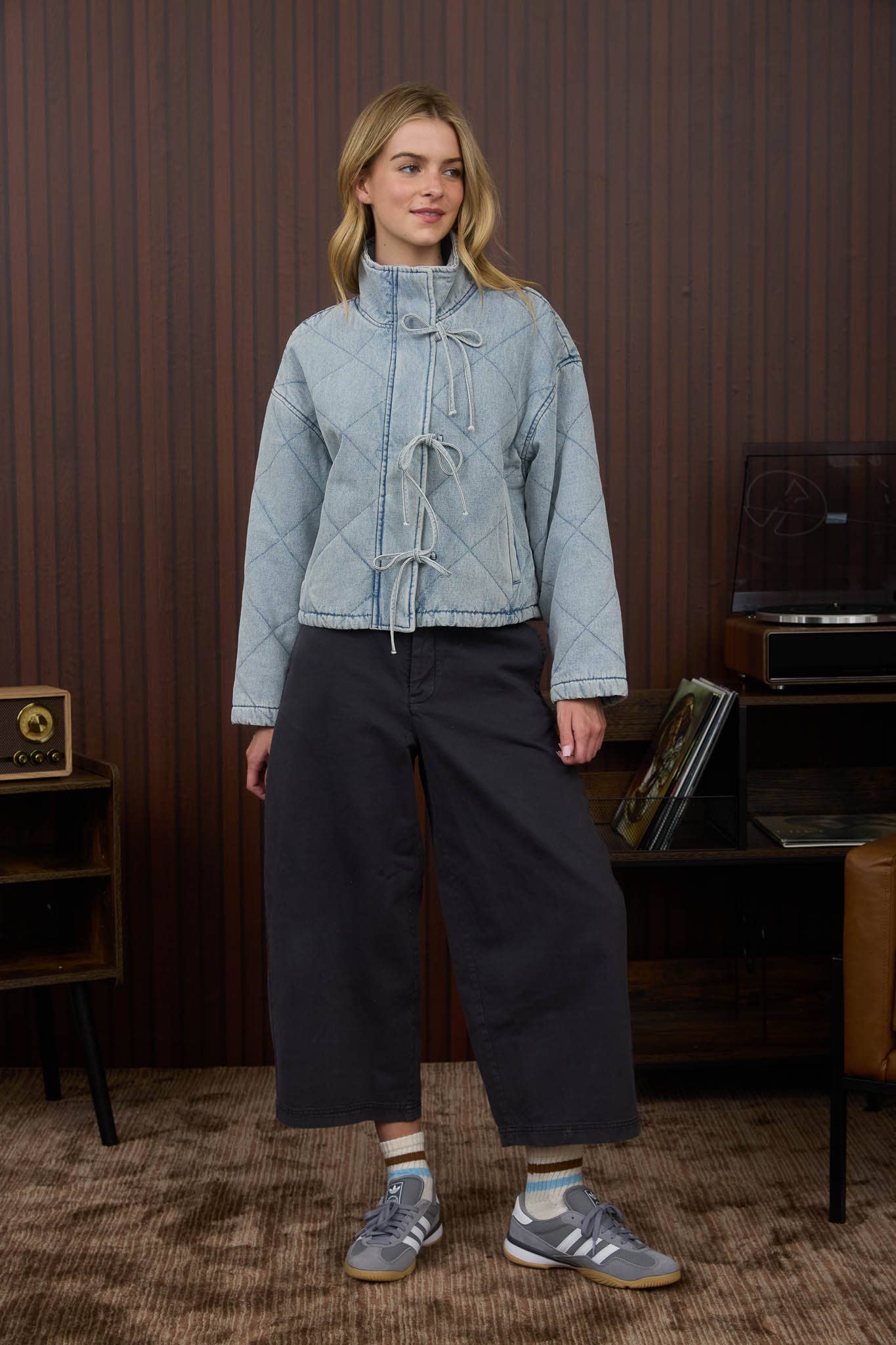 DENIM QUILTED FRONT TIE PUFFER JACKET: LIGHT DENIM